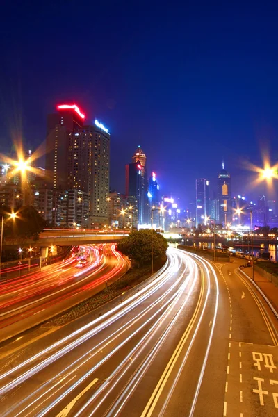 通过香港夜间市区交通 — 图库照片