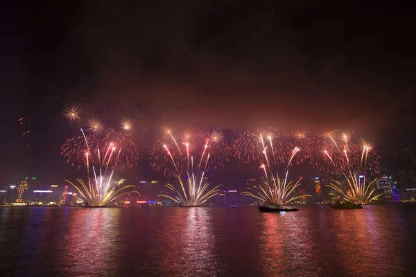 Vuurwerk in hong kong langs Chinees Nieuwjaar 2011 — Stockfoto
