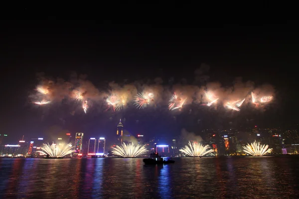 Fuegos artificiales en Hong Kong a lo largo del Año Nuevo Chino 2011 — Foto de Stock