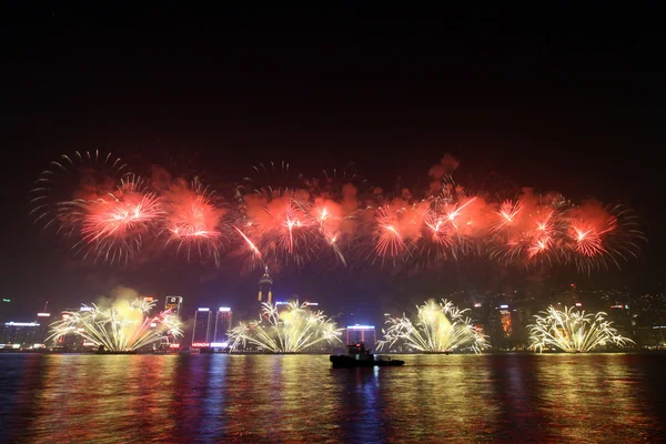 Fuegos artificiales en Hong Kong a lo largo del Año Nuevo Chino 2011 — Foto de Stock