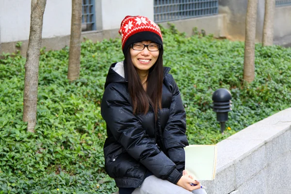 Estudante asiático sorrindo no campus — Fotografia de Stock