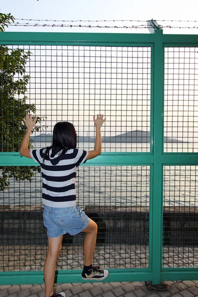 Asian woman wants to escape — Stock Photo, Image