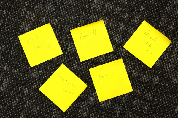 Sarı Not kağıtları ile iş ifadelere: iyi iş, anlaşma, büyük — Stok fotoğraf