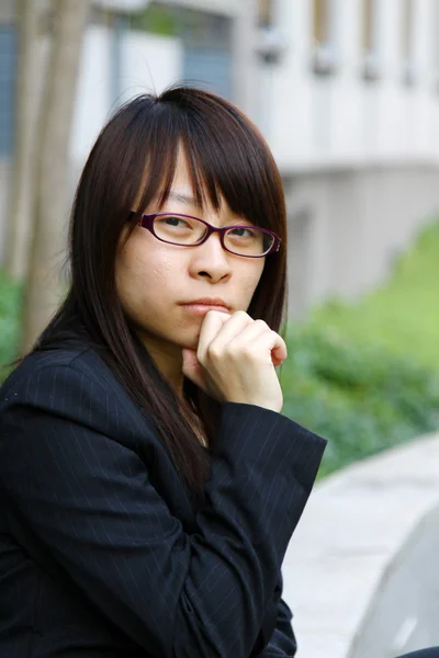 Asiática mulher de negócios pensar — Fotografia de Stock