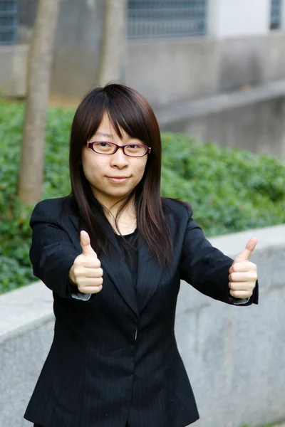 Asiatique femme d'affaires avec pouces vers le haut — Photo