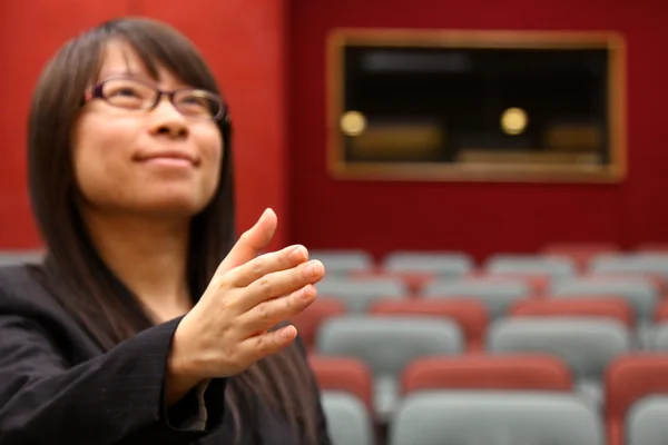 Asiatische Geschäftsfrau mit schüttelnder Hand — Stockfoto