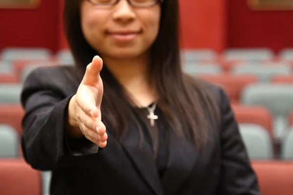 Femme d'affaires asiatique avec poignée de main — Photo