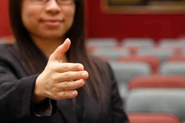 Mujer de negocios asiática con la mano temblorosa — Foto de Stock