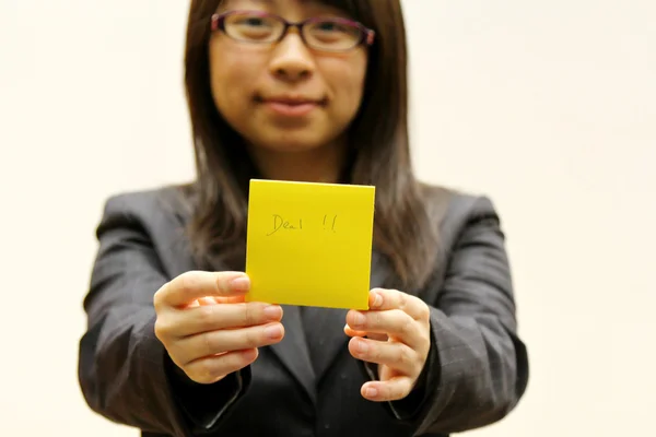 Üzletasszony foglalkozik feljegyzés papírral a kezében — Stock Fotó