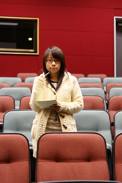 Asijská studentka v přednáškovém sále — Stock fotografie
