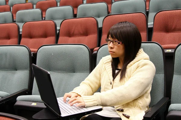 Asiatiska universitetsstuderande använder laptop och studera — Stockfoto