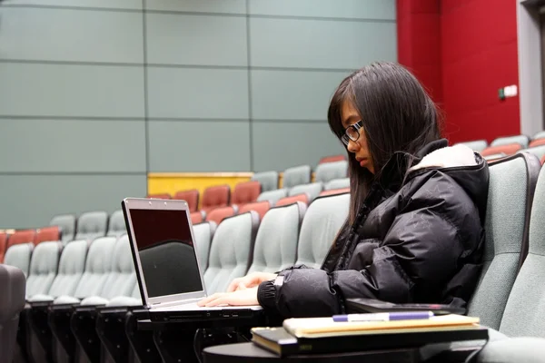 使用便携式计算机，研究的亚洲学生 — 图库照片