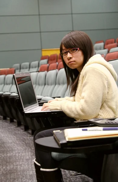 Asiatiska student med laptop att studera — Stockfoto