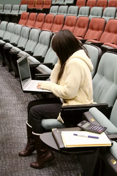 Asiatiska student med laptop att studera — Stockfoto