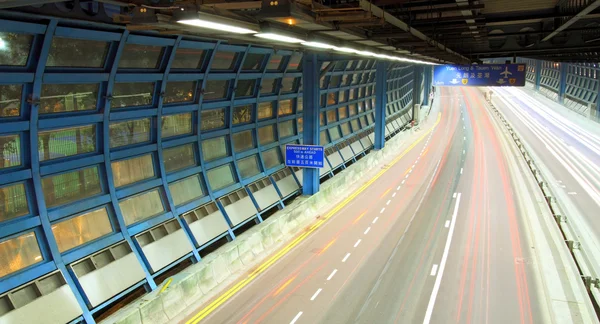 Трафік в тунель в Hong Kong вночі — стокове фото