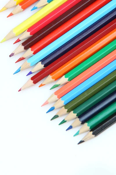 Crayons de couleur disposés sur fond blanc — Photo