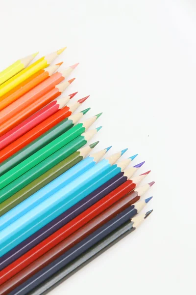 彩色铅笔排列在白色背景上 — 图库照片