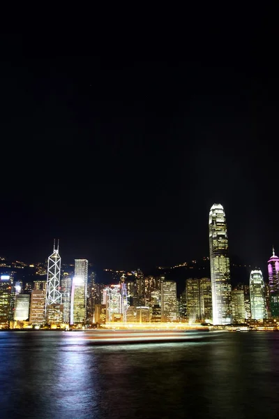 Hong kong v noci pohled podél přístavu victoria — Stock fotografie