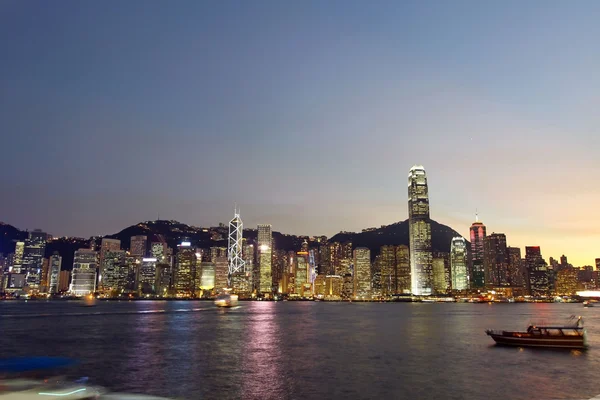 Victoria limanı boyunca Hong kong gece görünümü — Stok fotoğraf