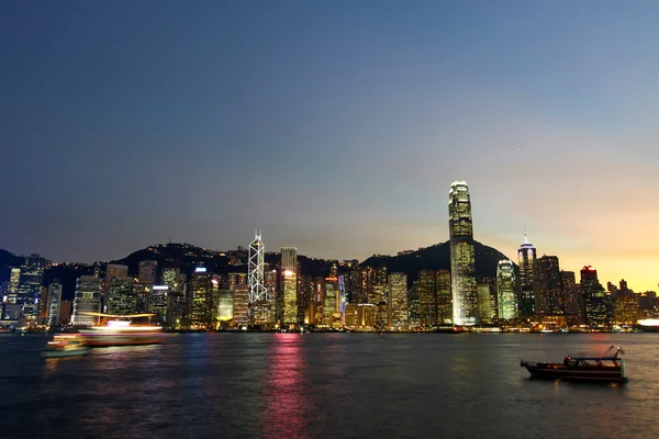 Ночной вид Гонконга вдоль гавани Виктории — стоковое фото