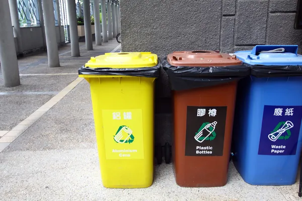 Pojemników do recyklingu w uczelni — Zdjęcie stockowe