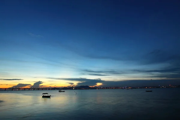 Zachód słońca wzdłuż wybrzeża w hong Kongu w kierunku shenzhen Chiny — Zdjęcie stockowe