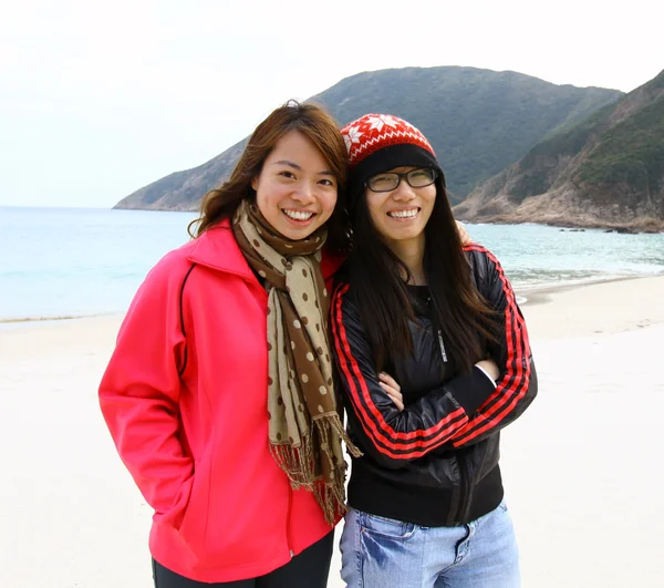 Två glada asiatiska tjejer — Stockfoto