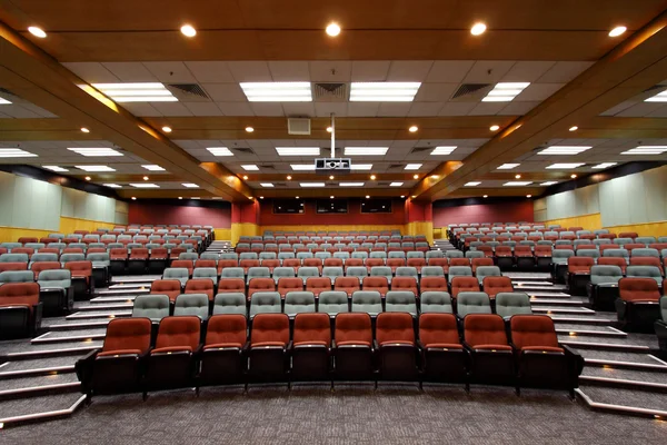 Лекционный зал с красочными кафедрами в университете — стоковое фото