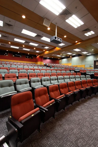 Sala de conferencias con sillas de colores en una universidad — Foto de Stock