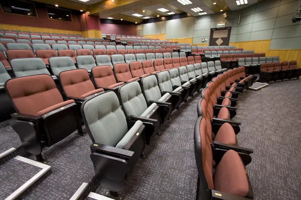 Salle de conférence avec chaises colorées dans une université — Photo