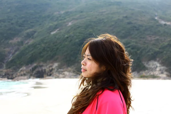 Asiatische Frau denken am Strand — Stockfoto