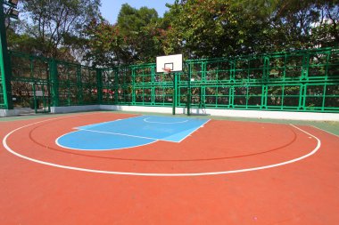 Basketbol sahası içinde güneşli gün