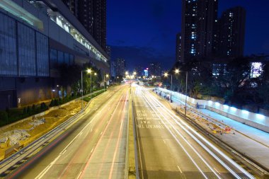 Gece şehir trafiği