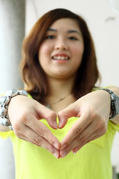 Азиатская женщина делает сердце — стоковое фото