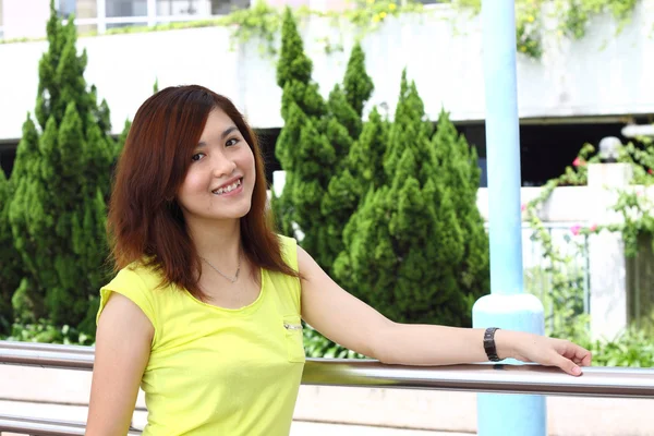 Asiatische Frau lächelt draußen — Stockfoto