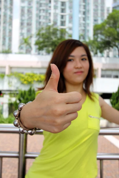 Asijské žena s palec nahoru — Stock fotografie