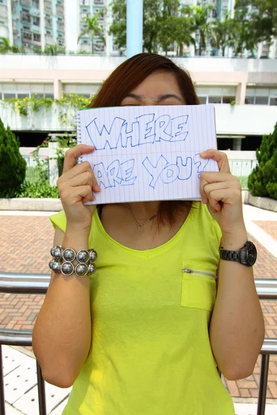 Mujer asiática con las palabras "Dónde estás" — Φωτογραφία Αρχείου