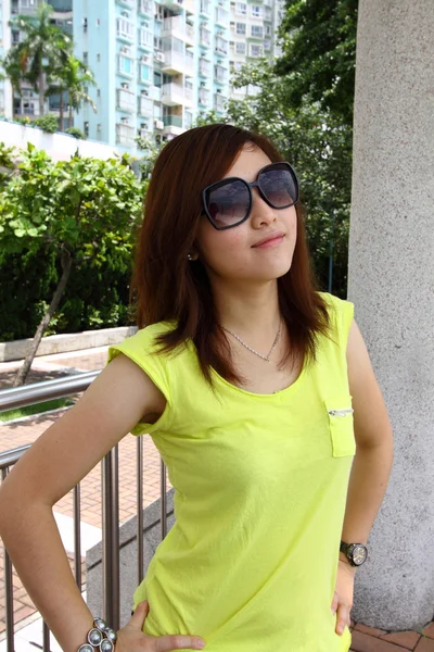 Asian girl with sunglasses — Stock Photo, Image