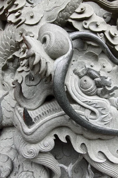 Dragon houtsnijwerk in china — Stockfoto