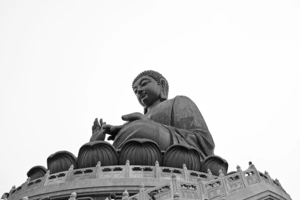 Den stora Buddhastatyn i hong kong — Stockfoto
