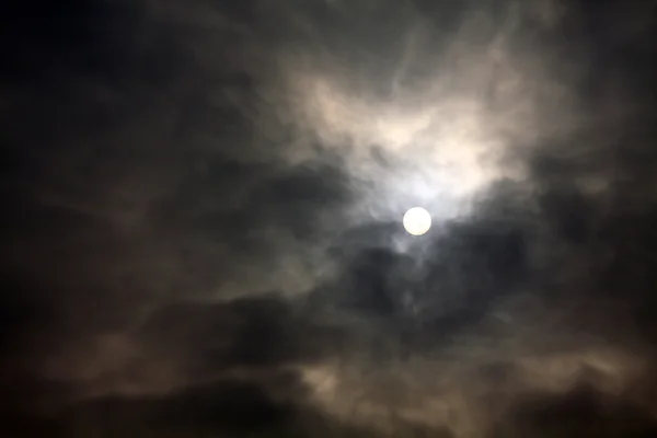 Sonne in der Wolke vor Gewitter — Stockfoto
