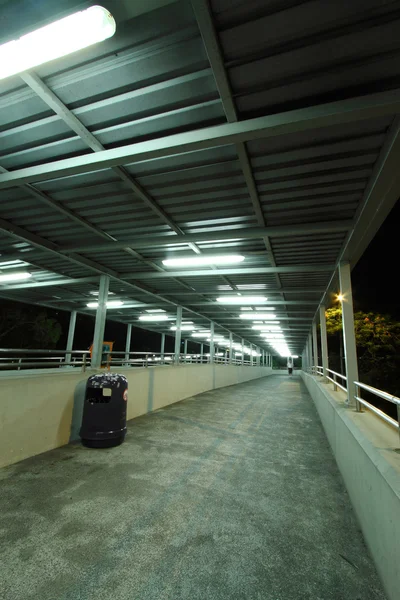 在晚上的行人天桥 — 图库照片