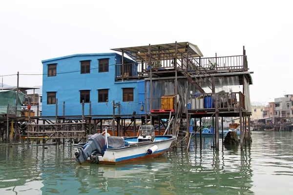 Tai O villaggio di pescatori case in legno in acqua — Foto Stock