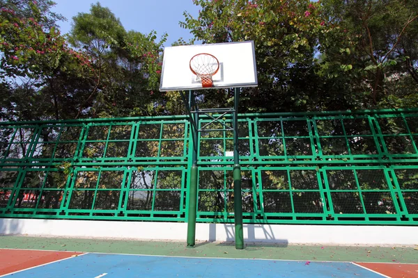 Boisko do koszykówki w słoneczny dzień — Zdjęcie stockowe
