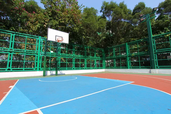 Basketbalové hřiště v slunečný den — Stock fotografie