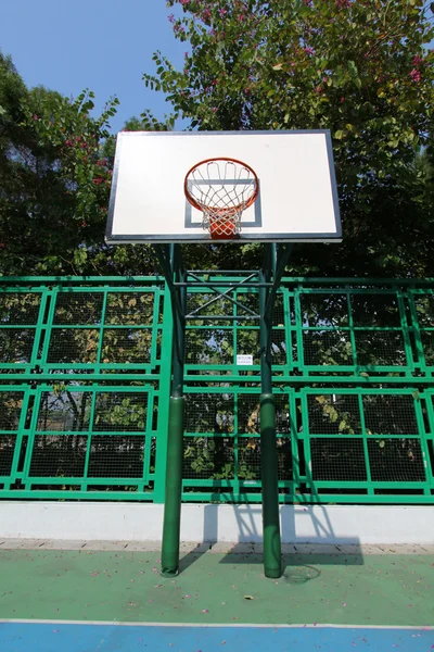 Basketbol sahası içinde güneşli gün — Stok fotoğraf