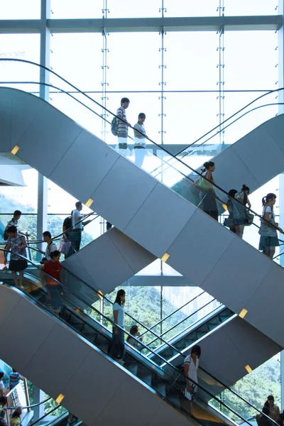 Alışveriş merkezi hareketli yürüyen merdiven — Stok fotoğraf
