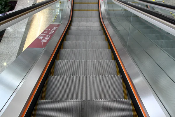 Imagen abstracta de escaleras mecánicas en movimiento — Foto de Stock