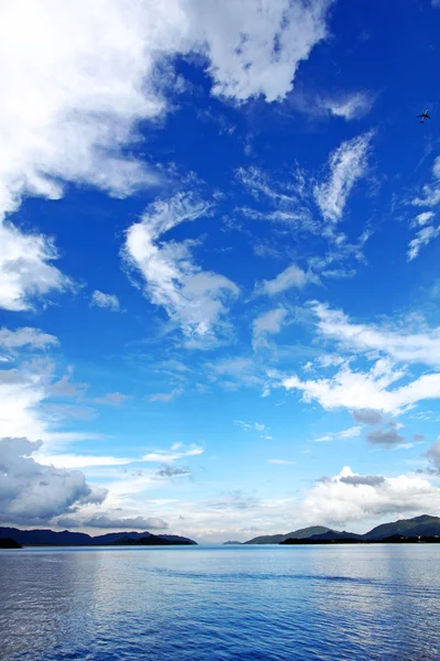 Blauer Himmel entlang der Küste in Hongkong — Stockfoto