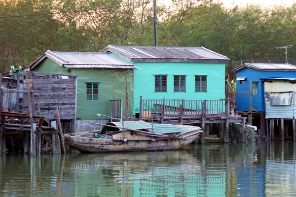 Casas de madera a lo largo del río — Foto de Stock